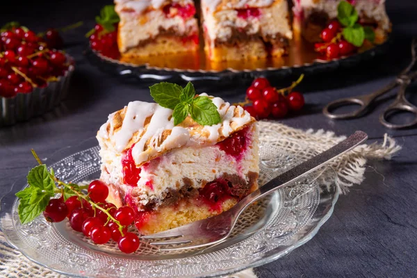 Gâteau au fromage avec meringue et groseilles rouges — Photo