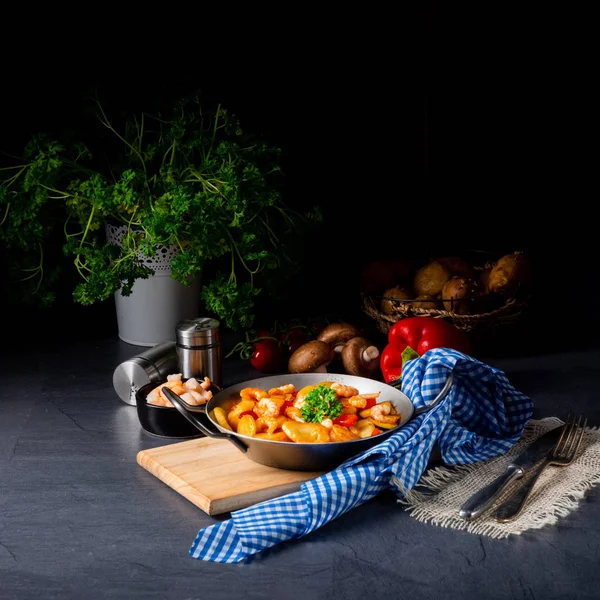 おいしい揚げジャガイモとエビのパン — ストック写真