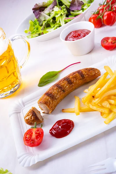 Delicioso bratwurst com rolos e cerveja — Fotografia de Stock