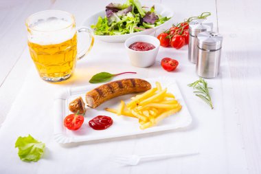 Lezzetli sucuklu dürüm ve bira.