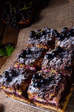 Teneke kutudan meyveli ve şekerli Polonya pastası.