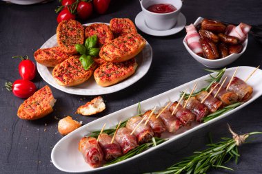  Pastırmaya sarılmış hurmalar ve lezzetli mezeler.