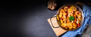 Lezzetli kızarmış patates ve karides tavası.