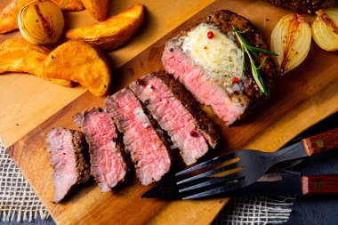 Rus usulü tereyağlı biftek, otlar ve patates dilimleri.