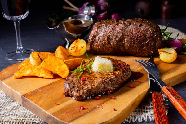Boter biefstuk met kruiden en aardappelpartjes — Stockfoto