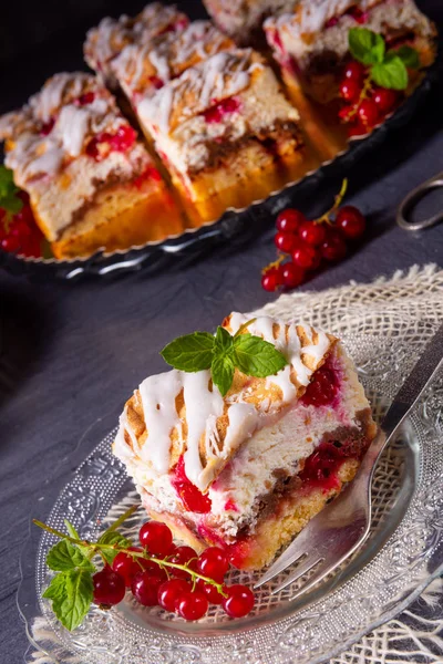 Сырный торт с безе и красной смородиной — стоковое фото