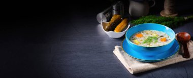 Polonya ekşi salatalık çorbası veya salatalık çorbası..