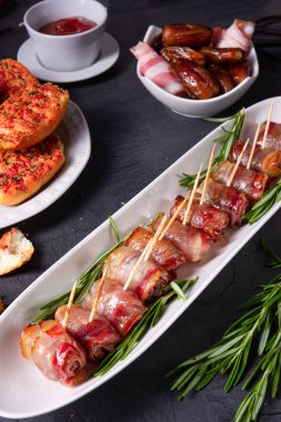  Pastırmaya sarılmış hurmalar ve lezzetli mezeler.