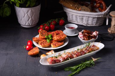  Pastırmaya sarılmış hurmalar ve lezzetli mezeler.