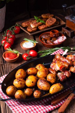 Pastırmaya sarılmış taşralı hurmalar ve taze kızarmış patates..