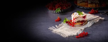 Kremalı ve üzümlü peynirli kek.