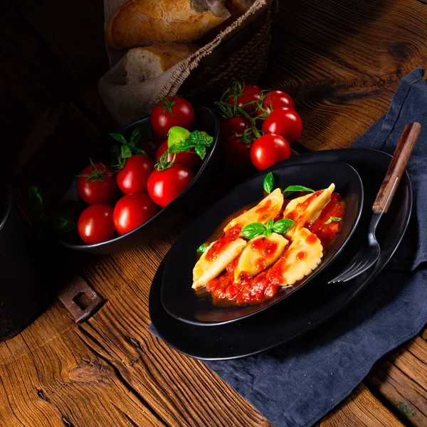 Fesleğen soslu ravioli alla genovese