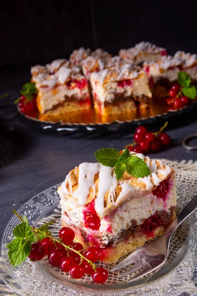 Gâteau au fromage avec meringue et groseilles rouges — Photo