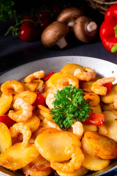 Una deliciosa papa frita y sartén de camarones — Foto de Stock