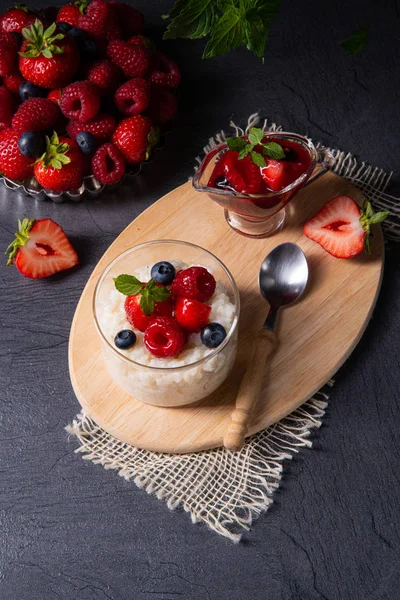 Orez delicios din lapte cu diferite fructe de padure si jeleu de fructe rosii — Fotografie, imagine de stoc