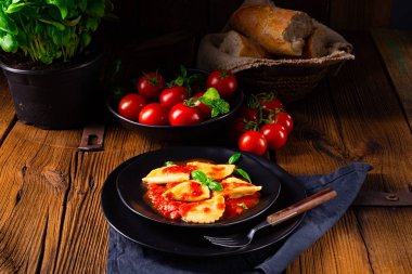 Fesleğen soslu ravioli alla genovese