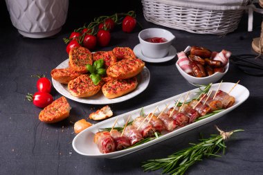  Pastırmaya sarılmış hurmalar ve lezzetli mezeler.