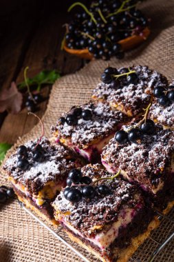 Teneke kutudan meyveli ve şekerli Polonya pastası.
