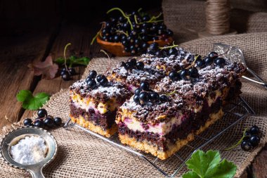 Teneke kutudan meyveli ve şekerli Polonya pastası.