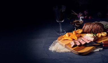 Rus usulü tereyağlı biftek, otlar ve patates dilimleri.