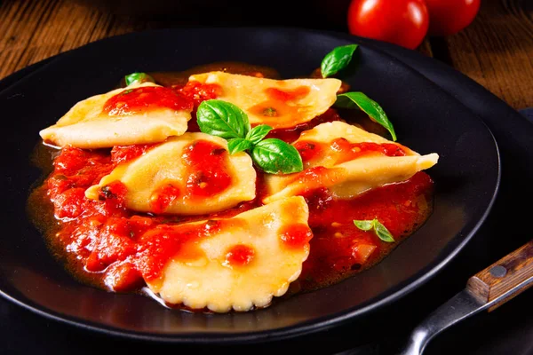 Ravioli alla genovese com molho de tomate manjericão — Fotografia de Stock