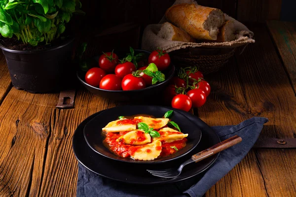 Ravioli allá genovese con salsa de tomate albahaca —  Fotos de Stock