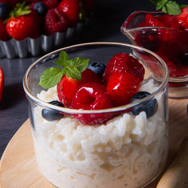 Delizioso riso al latte con bacche diverse e gelatina di frutta rossa — Foto Stock