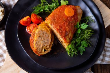 Kavrulmuş lahana rulo ile pirinç ve kıyma göre