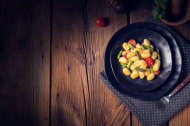 Kızarmış kuşkonmaz ve domatesli gevrek gnocchi.