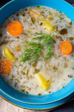 Polonya ekşi salatalık çorbası veya salatalık çorbası..