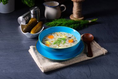 Polonya ekşi salatalık çorbası veya salatalık çorbası..