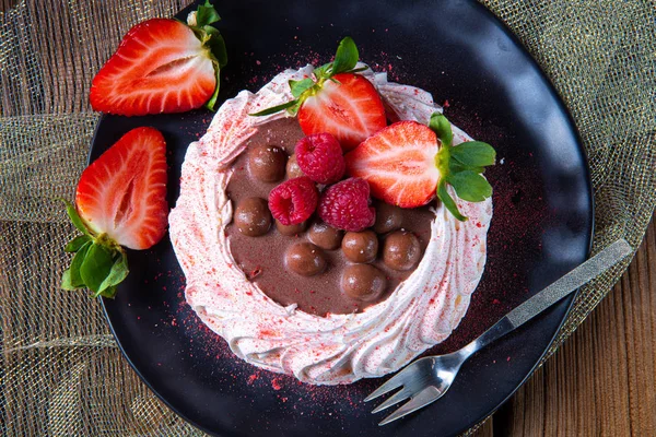 Pavlova leggera con frutta fresca e cioccolato — Foto Stock