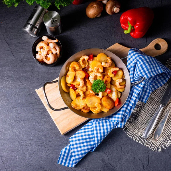 A delicious fried potato and shrimp pan — Stock Photo, Image