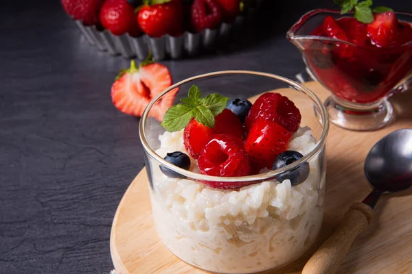 Beras susu lezat dengan buah berry yang berbeda dan jelly buah merah — Stok Foto