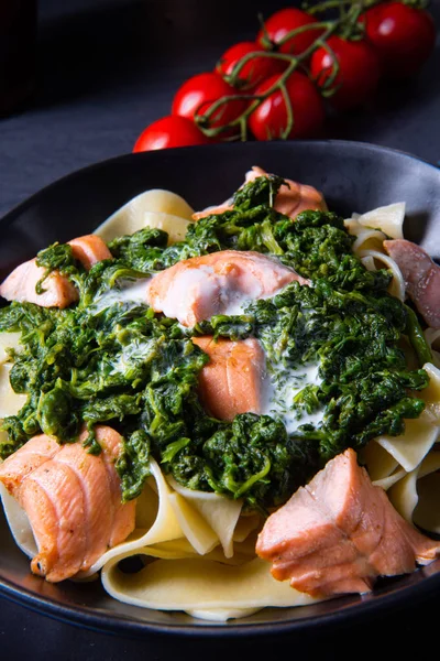 Pappardelle mit Rahmspinat und gebratenem Lachs — Stockfoto