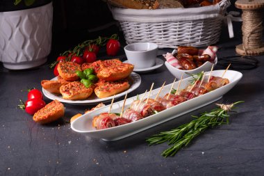  Pastırmaya sarılmış hurmalar ve lezzetli mezeler.