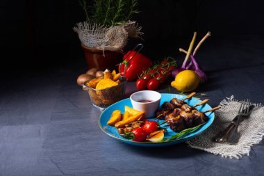 Bir beyaz üzerinde ızgara sebzeli sığır şiş şiş.