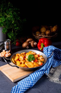 Lezzetli kızarmış patates ve karides tavası.