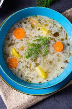 Polonya ekşi salatalık çorbası veya salatalık çorbası..