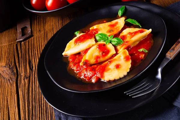Ravioli alla genovese com molho de tomate manjericão — Fotografia de Stock