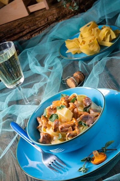 Pappardelle con salsa de queso y rebozuelos frescos — Foto de Stock