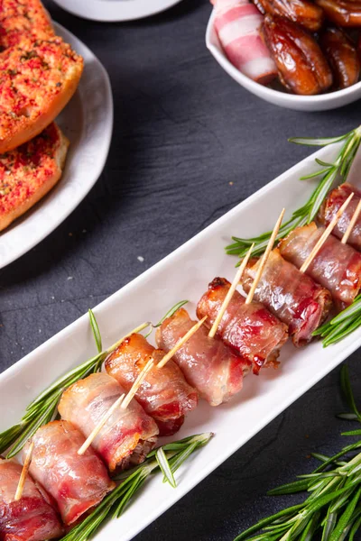 Datle zabalené ve slanině a lahodné tapas — Stock fotografie