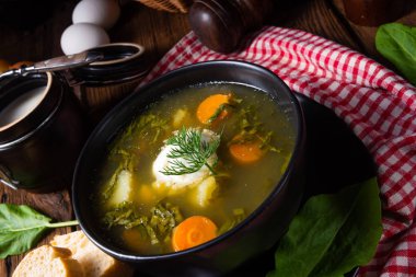 Patates ve kremalı Rustikal Sorrel çorbası.