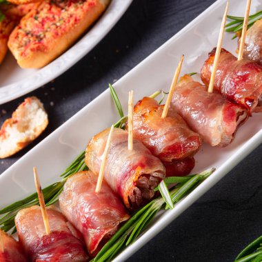  Pastırmaya sarılmış hurmalar ve lezzetli mezeler.