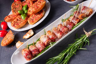  Pastırmaya sarılmış hurmalar ve lezzetli mezeler.