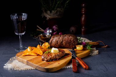 Otlar ve patates takozları ile tereyağı Beef Steak