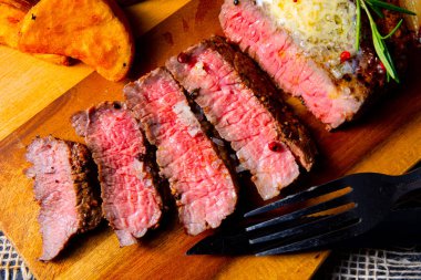 Rus usulü tereyağlı biftek, otlar ve patates dilimleri.