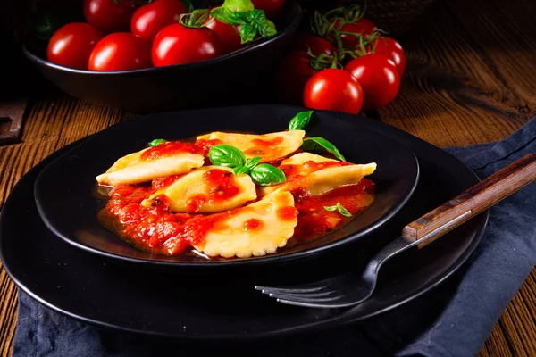 Ravioli allá genovese con salsa de tomate albahaca —  Fotos de Stock