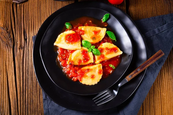 Ravioli alla genovese s bazalkovou rajskou omáčkou — Stock fotografie