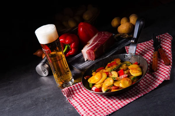 Gebratene Kartoffeln mit geräuchertem Speck, grünem Spargel und Paprika. — Stockfoto